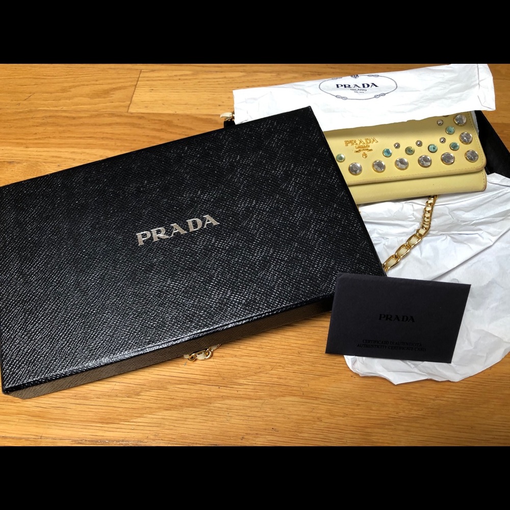 Prada wallet on chain